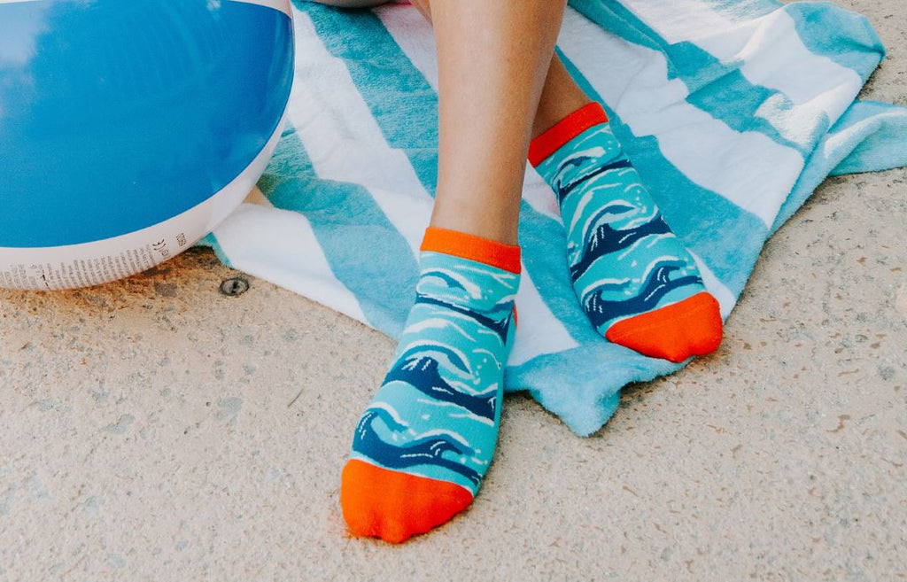 "Hang Ten, Ocean Waves Ankle Socks"